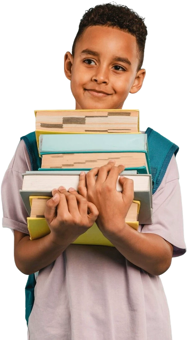 Un enfant avec ses livres