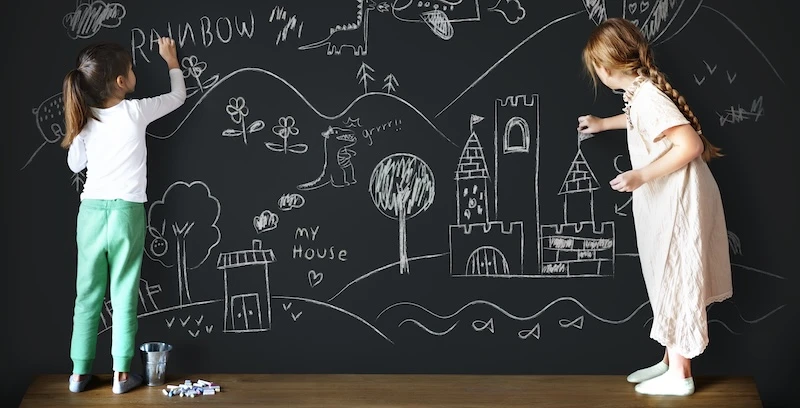 Des enfants réunis autour d’une activité d’apprentissage